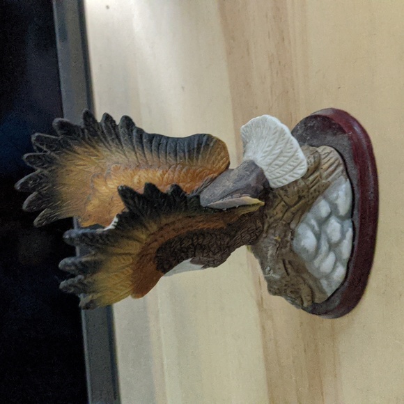 Eagle sculpture chipped painted - Picture 2 of 4